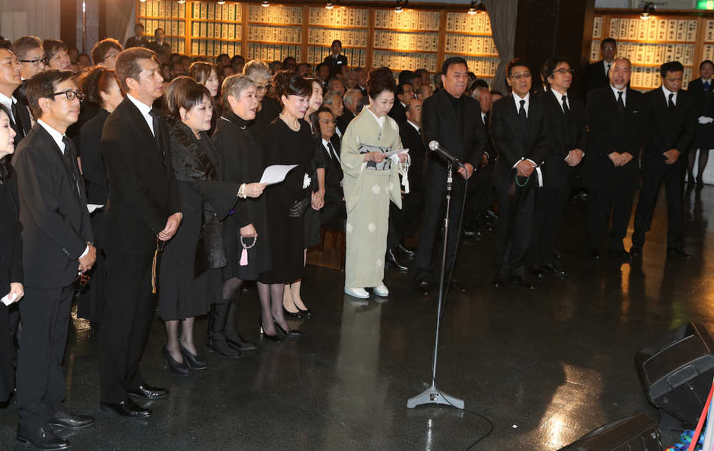 【画像・写真】平尾昌晃さんに最後の別れ　小柳ルミ子、涙で「瀬戸の花嫁」献歌