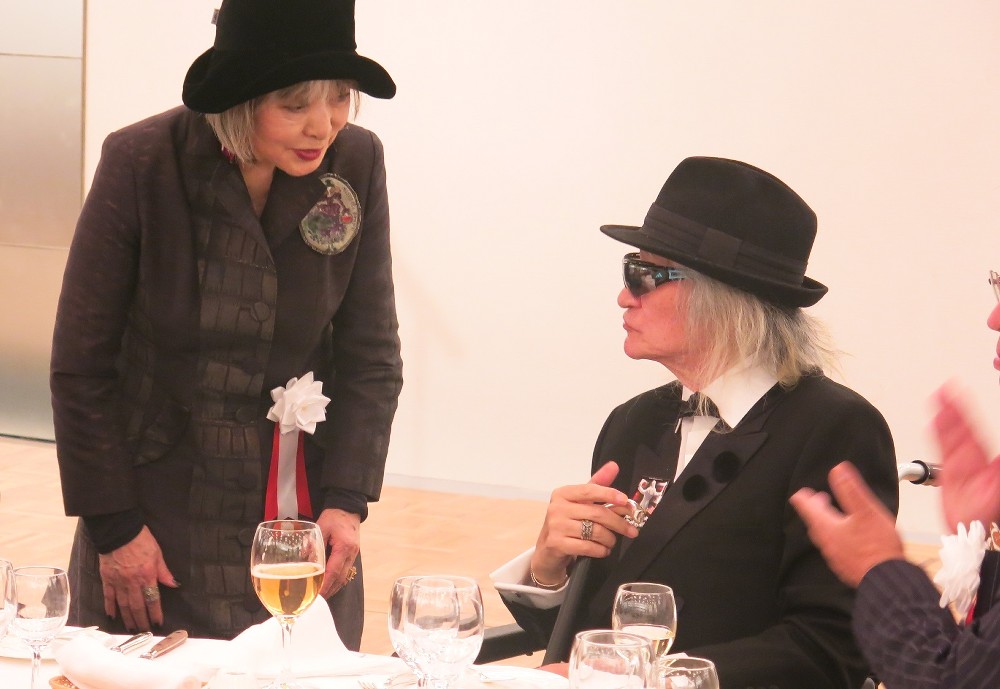 「第３回藤本義一文学賞」の授賞式で久々に対面した藤本統紀子さん（左）と内田裕也　
