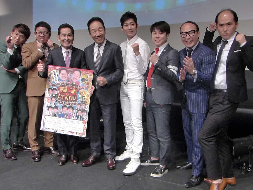 結成５０周年記念の漫才イベントを行った「中田カウス・ボタン」の中田カウス（左から４人目）と中田ボタン（同３人目）は後輩コンビらに囲まれ笑顔