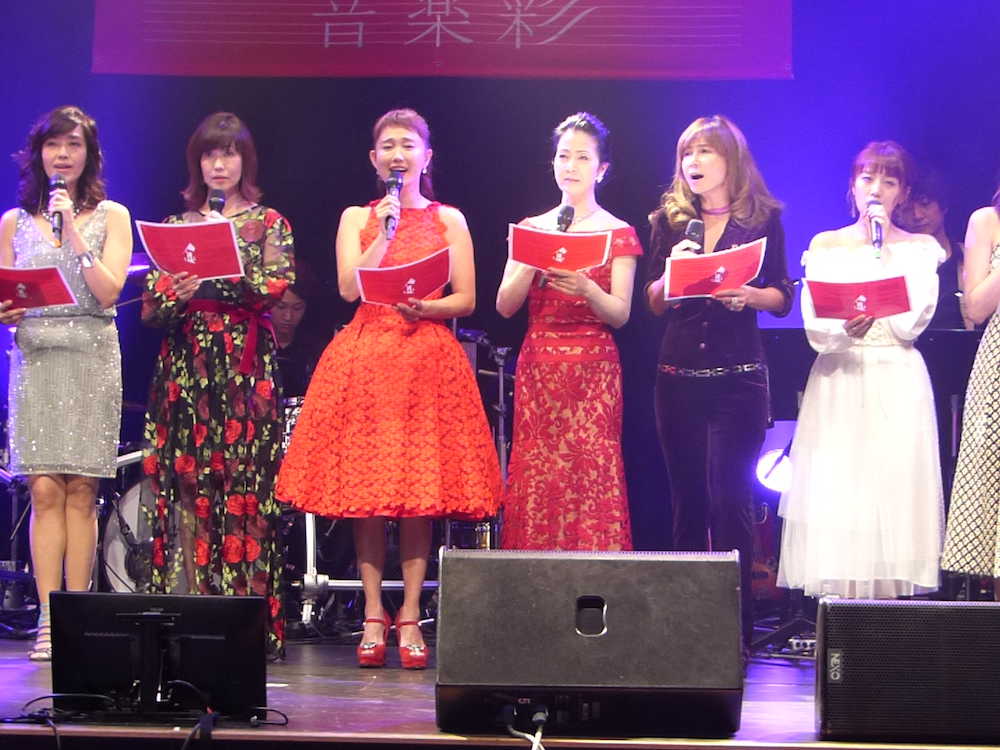 本田美奈子．さんの追悼コンサートで合唱する（左から）早見優、松本伊代、工藤夕貴、坂本冬美、中村あゆみ、高橋みなみ