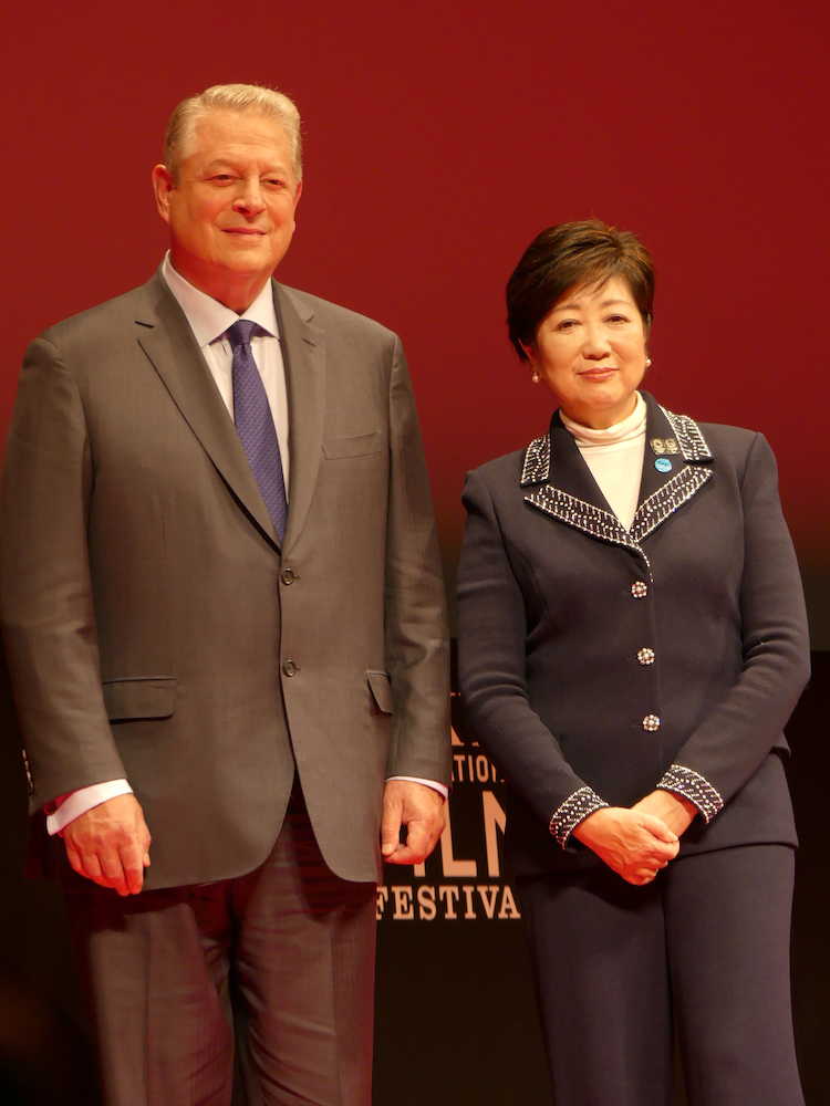 第３０回東京国際映画祭のクロージング作品「不都合な真実２：放置された地球」の舞台あいさつに登壇したアル・ゴア元米副大統領（左）と小池百合子東京都知事