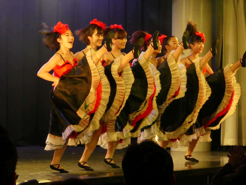 虎姫一座のパフォーマンス。昭和歌謡を中心にラインダンスなどで観客を 