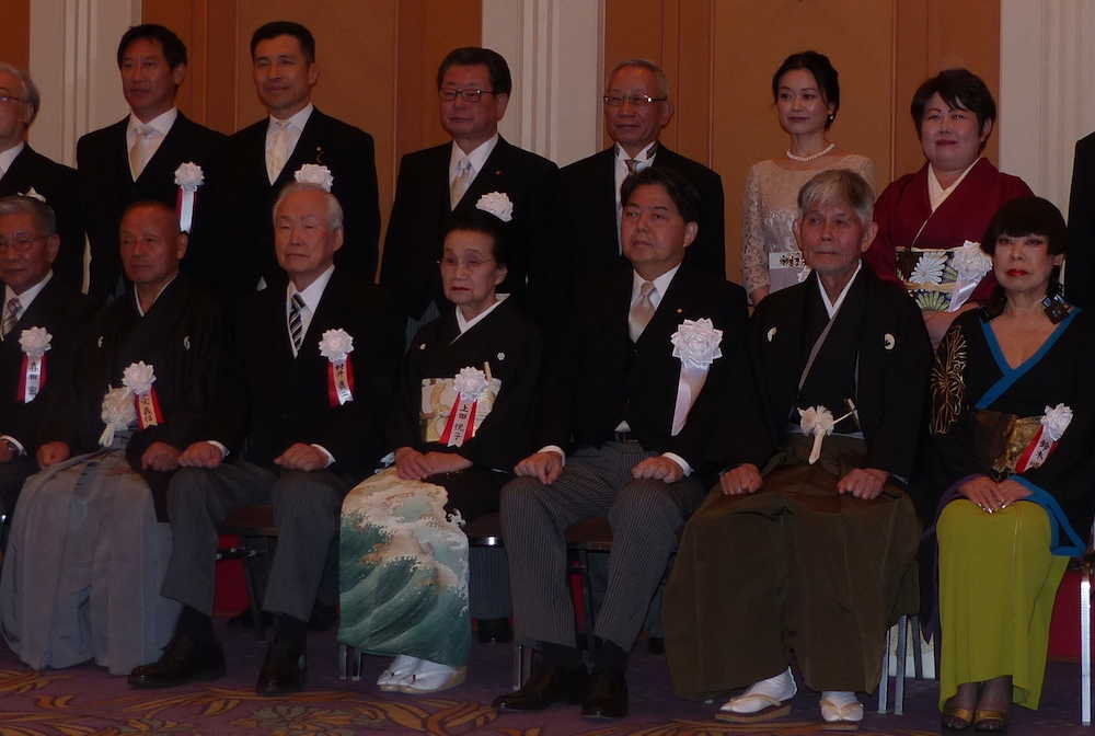 文化功労者顕彰式で記念撮影に臨んだコシノジュンコ氏（前列右端）、三宅義信氏（左から２人目）、吉田都氏（後列右から２人目）ら