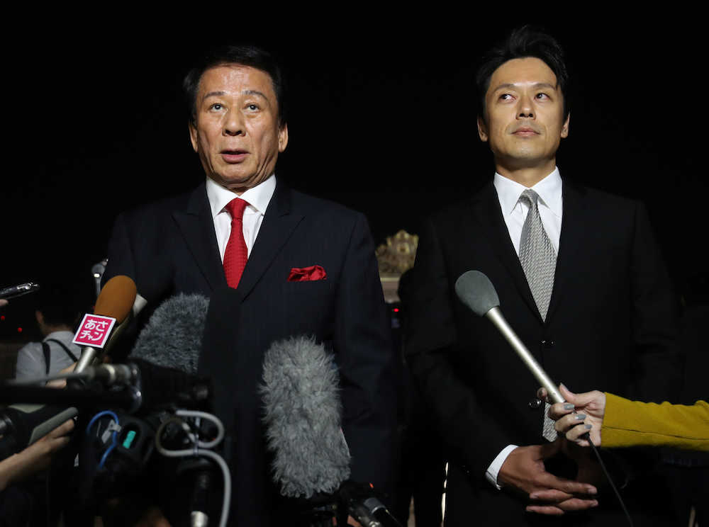 迎賓館前で晩餐会について語る杉良太郎（左）。右は山田純大
