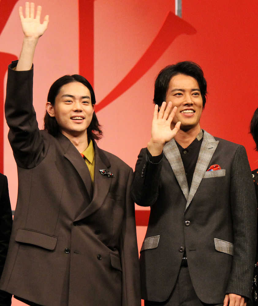 映画「火花」の完成披露試写会に出席した（左から）菅田将暉・桐谷健太