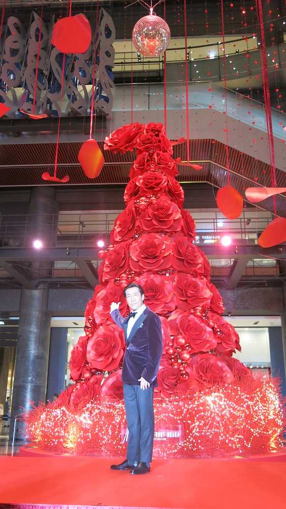 Ｐ説　高さ１０メートルの真っ赤なバラのクリスマスツリー点灯式に出席した岸谷五朗