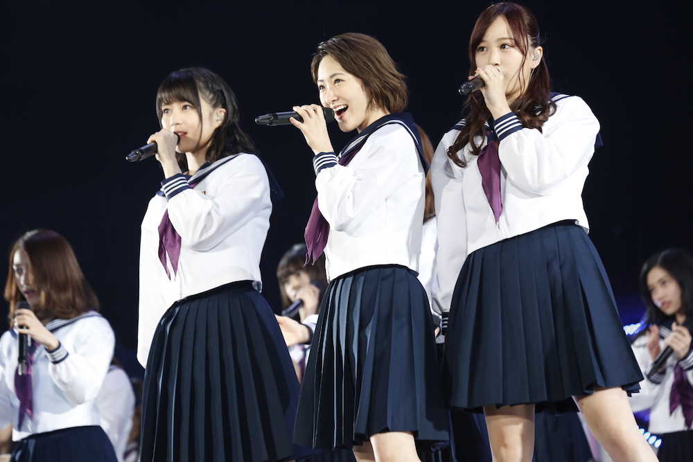 セーラー服姿で歌う（前方左から）生田絵梨花、生駒里奈、星野みなみ