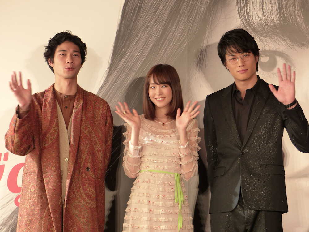 映画「リベンジｇｉｒｌ」のクランクアップ会見を行った（左から）清原翔、桐谷美玲、鈴木伸之
