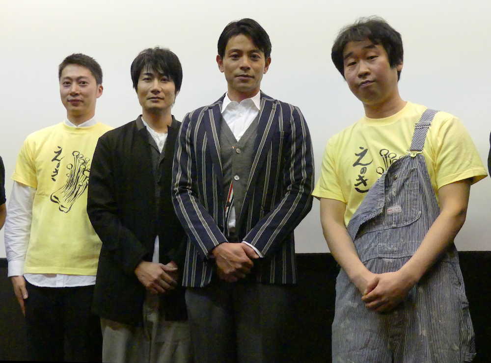 映画「エキストランド」の初日舞台あいさつに登壇した（左から）「はんにゃ」金田哲、戸次重幸、吉沢悠、前野朋哉