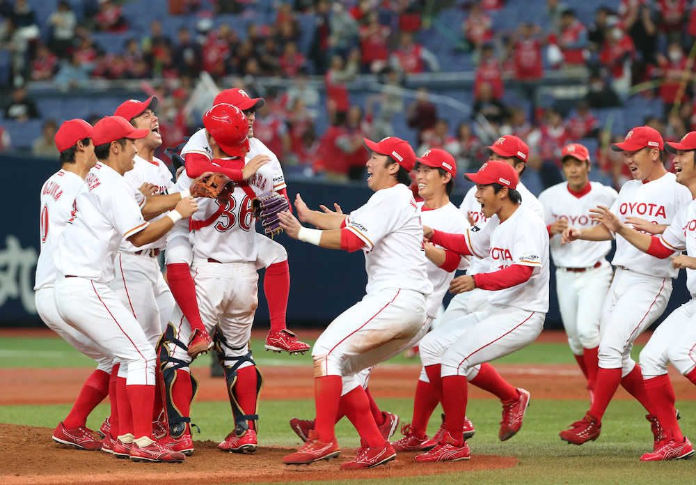 【画像・写真】３年ぶり５回目の優勝を飾り、細山田（３６）と抱き合う佐竹（左から４人目）に駆け寄るトヨタ自動車ナイン