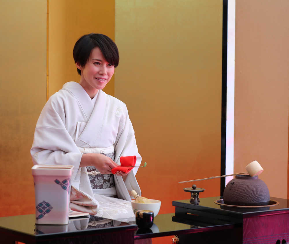 【画像・写真】伊藤園レディース最終日、特設テントでお茶のお点前を披露する中谷美紀