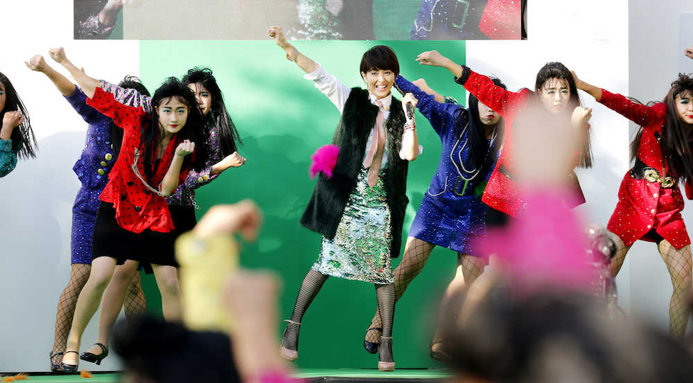 荻野目洋子（中央）が「ダンシング・ヒーロー」を熱唱する横でバブリーダンスを披露する登美丘高校ダンス部