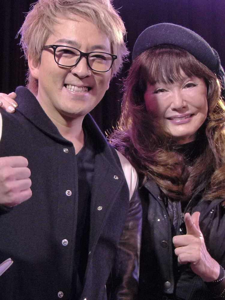 １３年ぶりのシングル発売記念ライブを行った平尾勇気は激励に駆けつけた山本リンダと笑顔