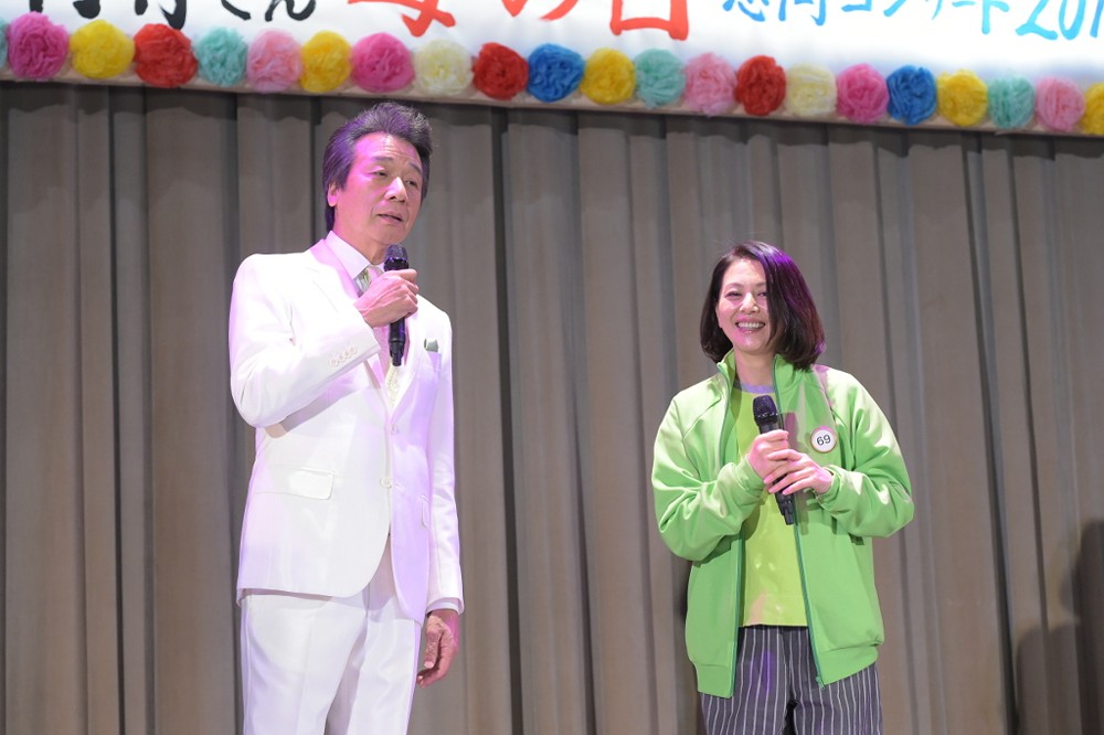 ＴＢＳ「監獄のお姫さま」第６話に本人役で出演する歌手・前川清（左）。主演の小泉今日子とデュエットを披露する（Ｃ）ＴＢＳ
