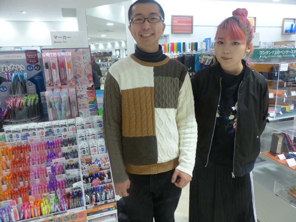 試し書きを見るため東急ハンズ東京店を訪れた北沢ゆうほ（右）と寺井広樹氏
