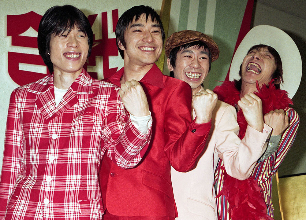 １９９６年、ウルフルズで紅白初出場を果たしたトータス松本（左から２人目）