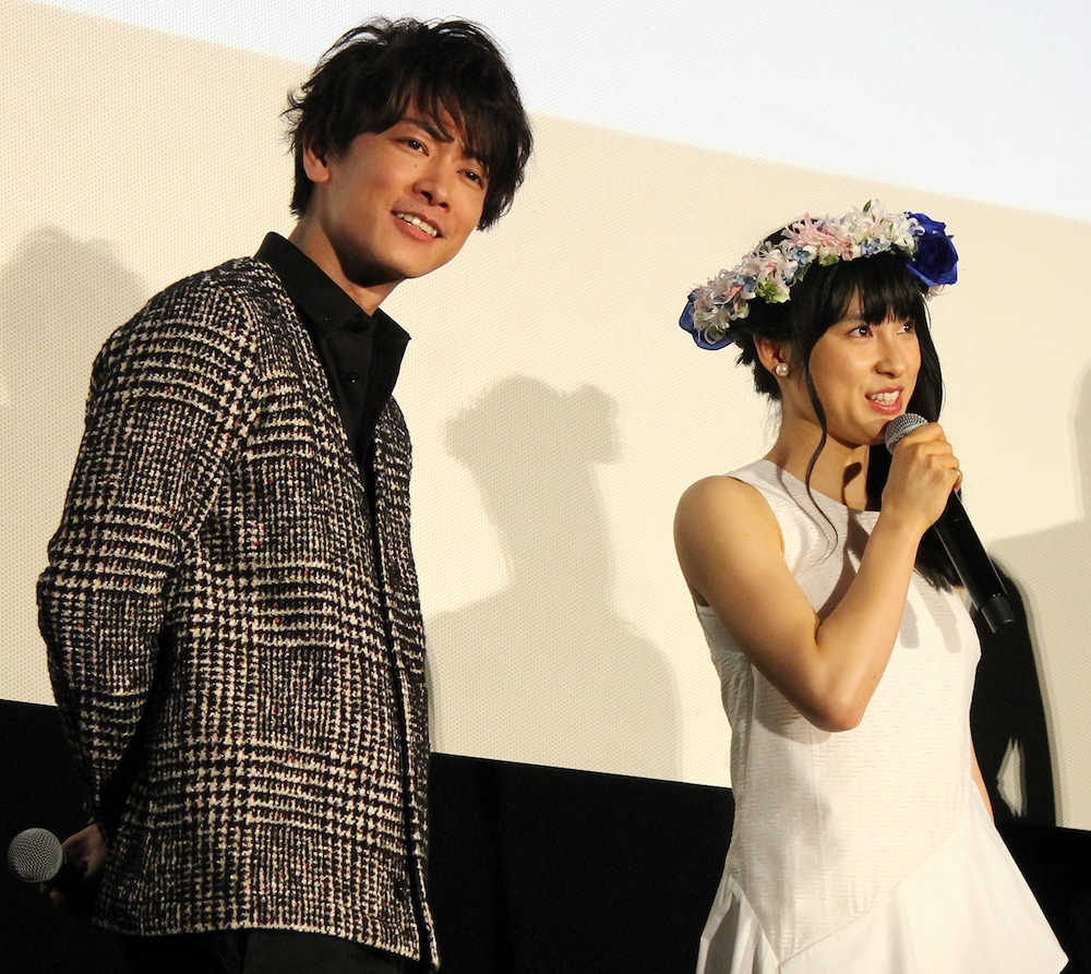 映画「８年越しの花嫁」の完成披露試写会に出席した佐藤健（左）と土屋太鳳