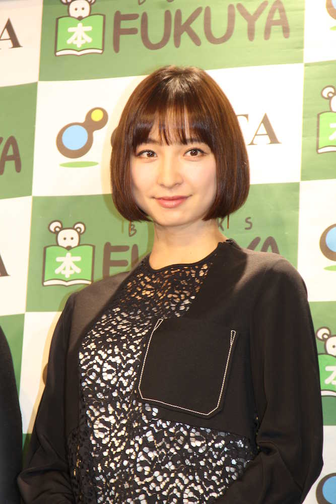 舞台「アンフェアな月」の制作発表会に出席した篠田麻里子