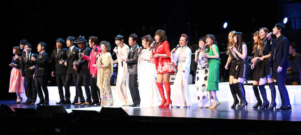 阿久悠さん没後１０年を記念した追悼トリビュートコンサートの最後に出演者全員で「青春時代」を熱唱