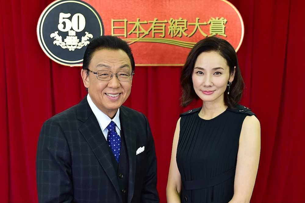 「第５０回日本有線大賞」の司会を務める梅沢富美男（左）と吉田羊