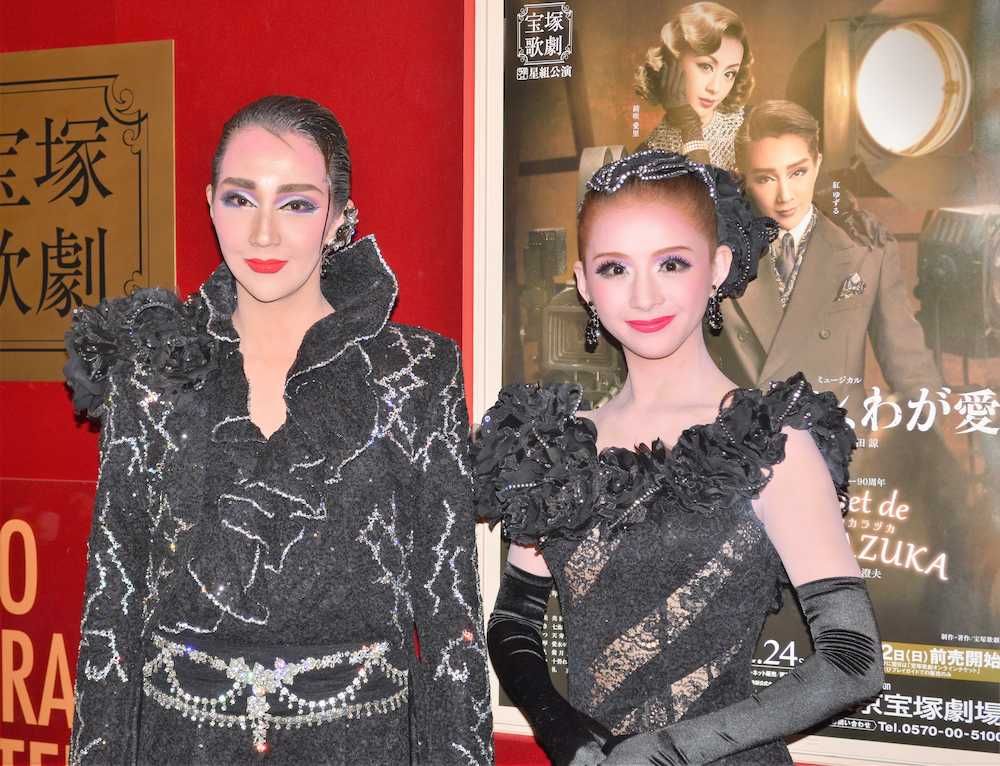 初日公演前に取材に応じた宝塚歌劇団星組トップコンビの紅ゆずる（左）と綺咲愛里