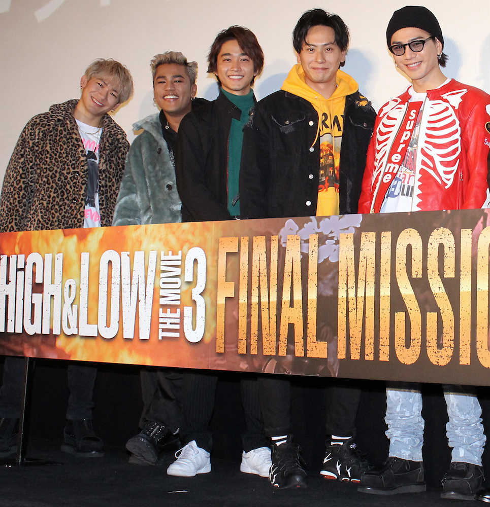 映画「ＨｉＧＨ＆ＬＯＷ　ＴＨＥ　ＭＯＶＩＥ３」の舞台挨拶を行った（左から）ＮＡＯＴＯ、ＥＬＬＹ、佐藤寛太、山下健二郎、登坂広臣