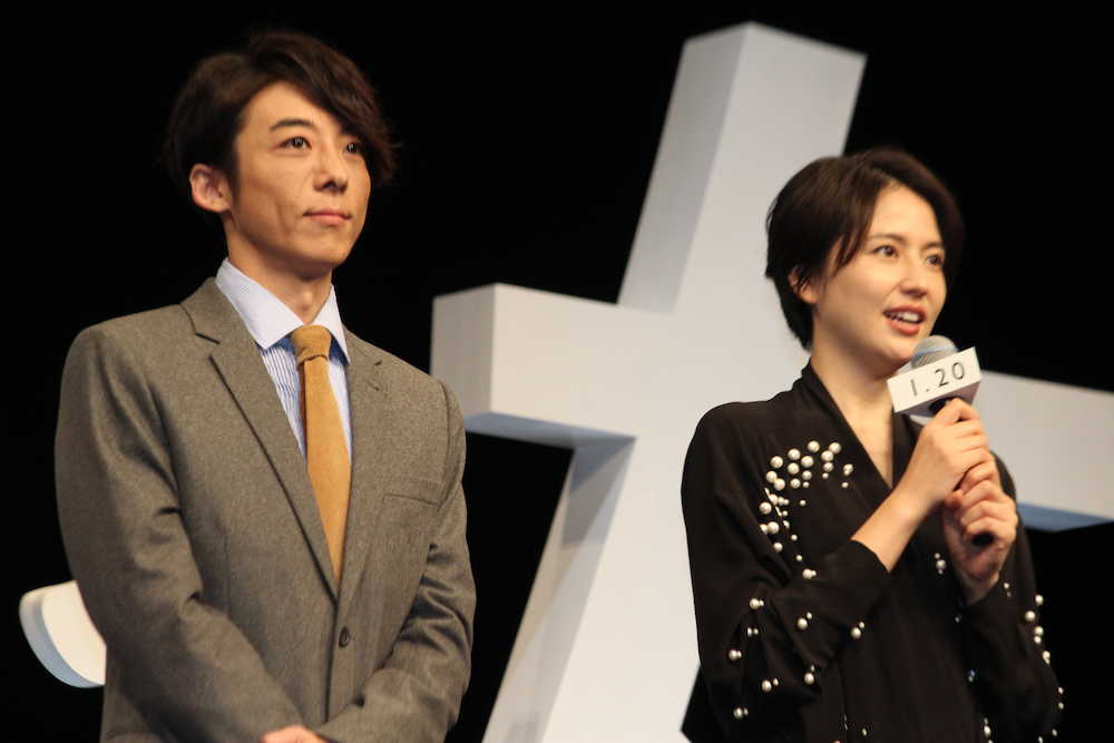 映画「嘘を愛する女」完成披露舞台あいさつに登場した高橋一生（左）と長澤まさみ