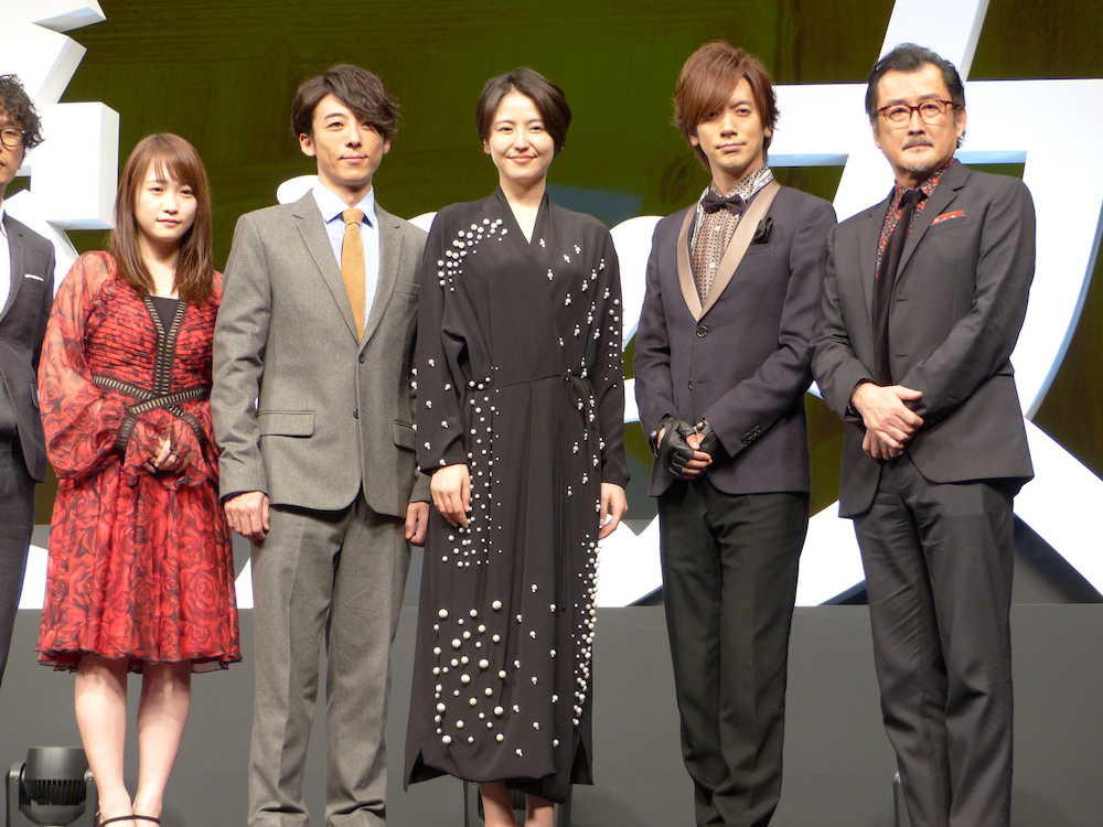映画「嘘を愛する女」の完成披露試写会に出席した（左から）川栄李奈、高橋一生、長澤まさみ、ＤＡＩＧＯ、吉田鋼太郎