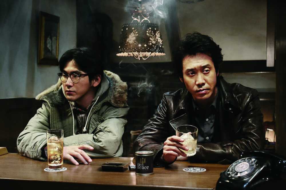 映画「探偵はＢＡＲにいる３」のワンシーン。探偵を演じる大泉洋（右）と相棒役の松田龍平