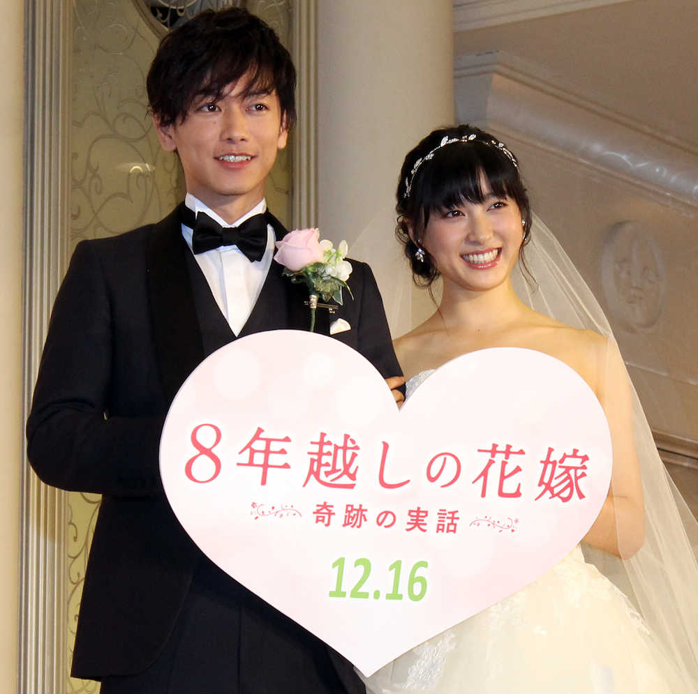 主演映画「８年越しの花嫁」のイベントでタキシードとウエディングドレス姿を披露した佐藤健と土屋太鳳