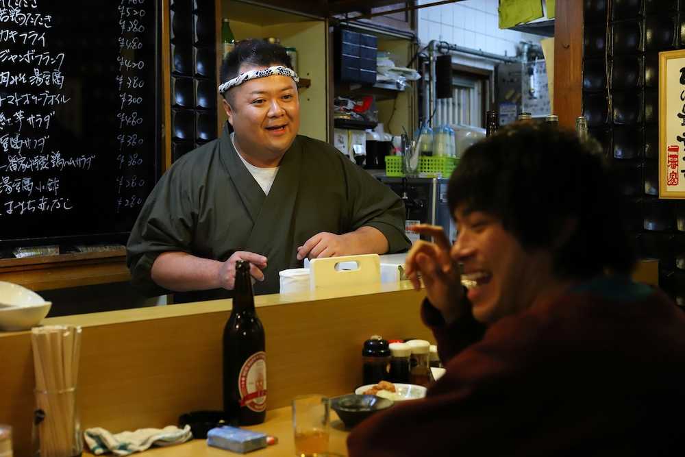 ドラマ「大阪環状線」で居酒屋の店主を演じるブラックマヨネーズ・小杉竜一（左）。右は渡辺大知