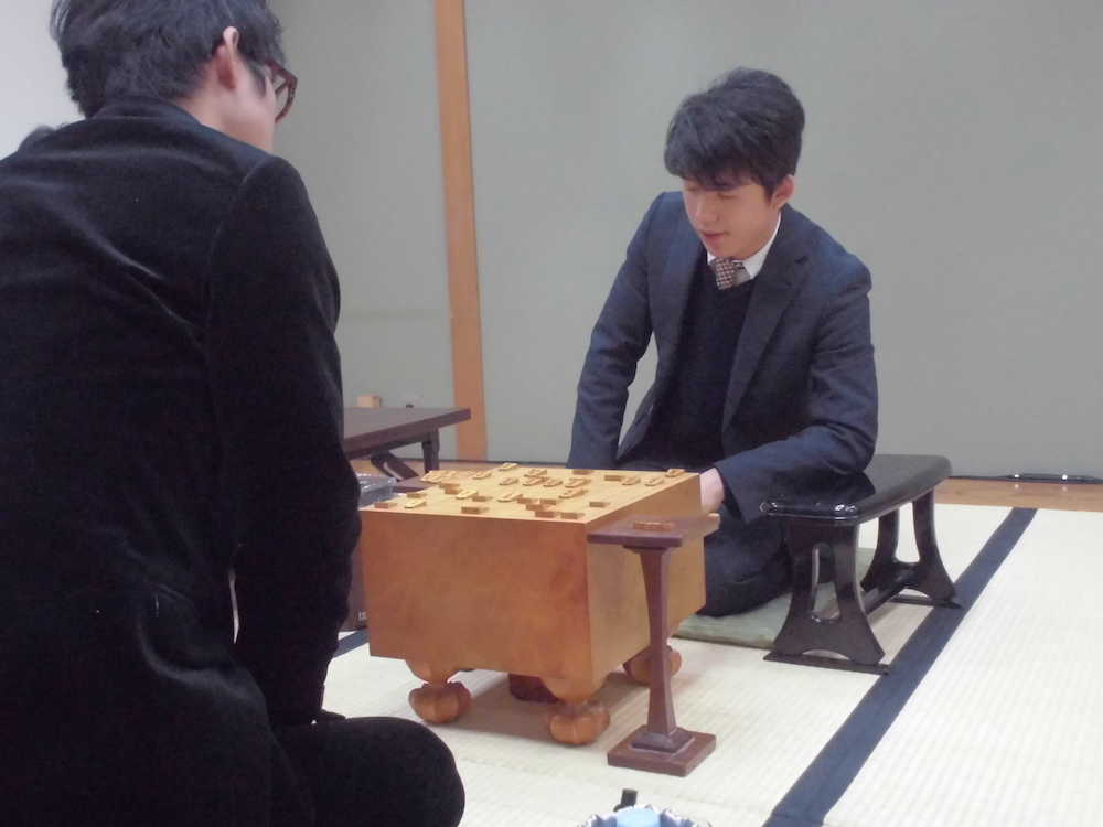 棋聖戦１次予選の対局で大橋四段（左）に敗れた藤井四段