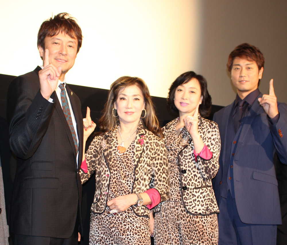 大阪・箕面市内で舞台あいさつした（左から）川村幸治氏、マダム信子氏、川上麻衣子、永井大