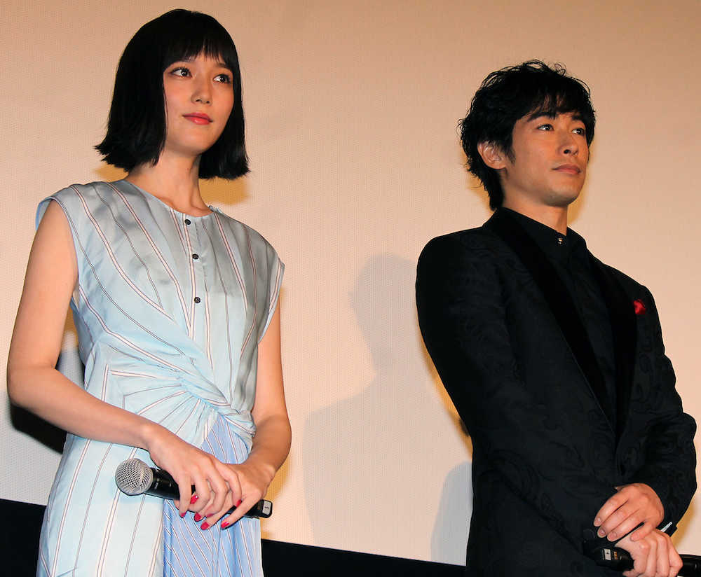 映画「鋼の錬金術師」の公開記念舞台挨拶を行った（左から）本田翼、ディーン・フジオカ