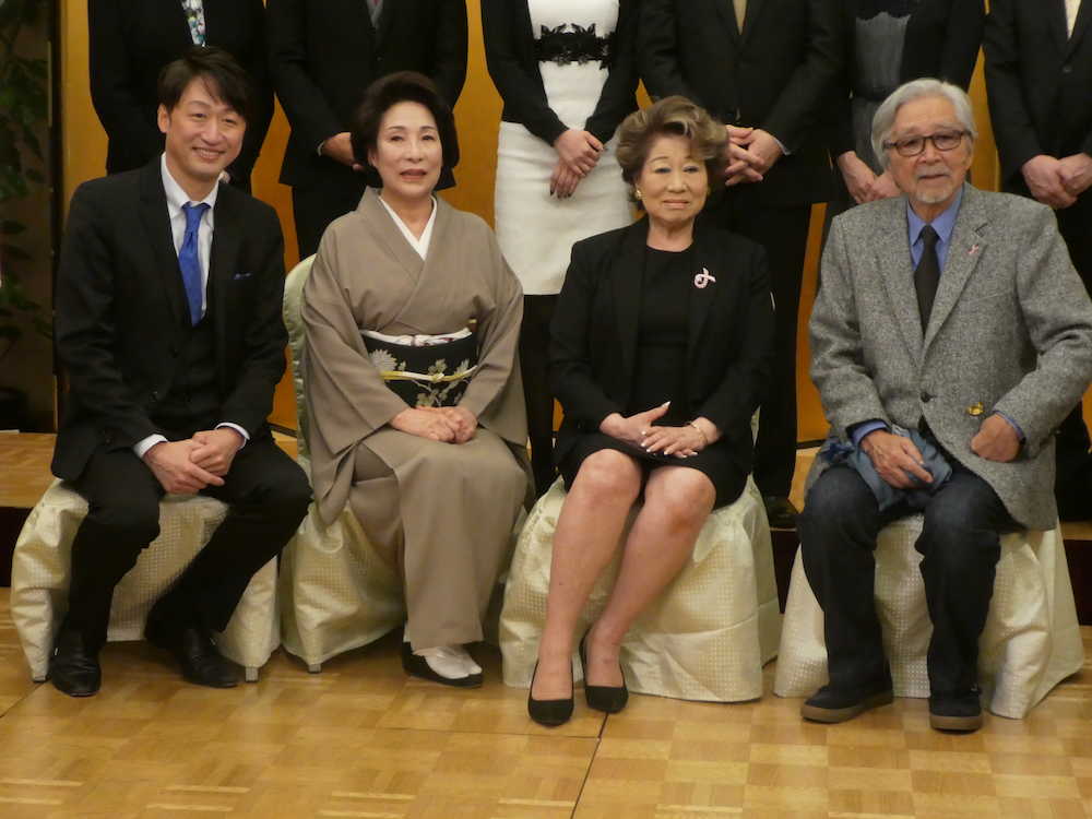 舞台「家族はつらいよ」を演出する山田洋次監督（右）と新派のメンバー（左から）喜多村緑郎、波乃久里子、水谷八重子