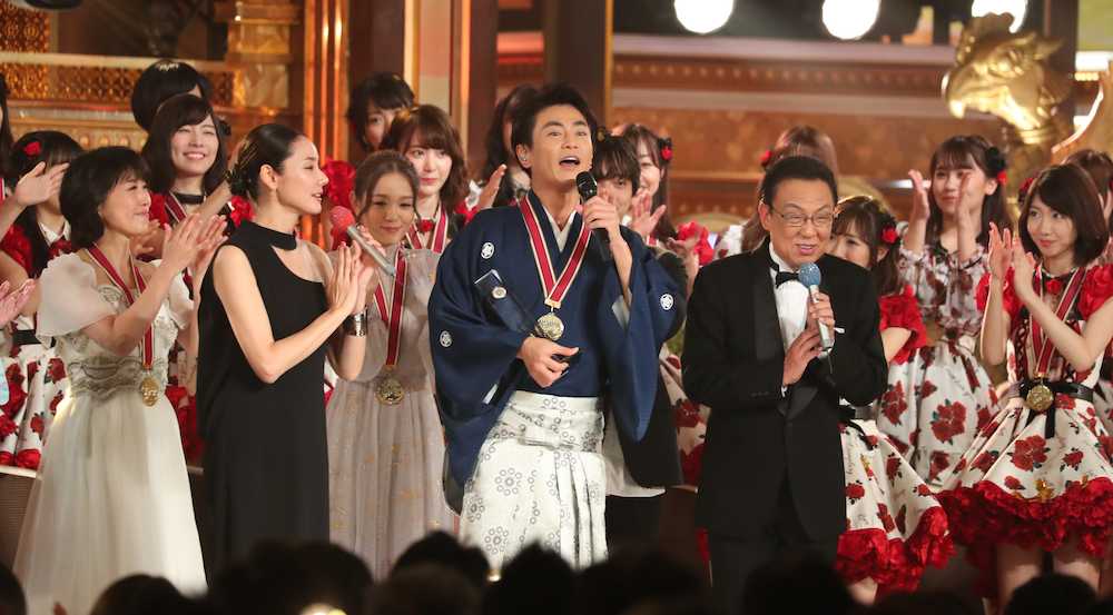 ９回目の日本有線大賞を受賞した氷川きよし（中央）は総合司会の梅沢富美男（同右）、吉田羊（同左）らに囲まれ笑顔を見せる
