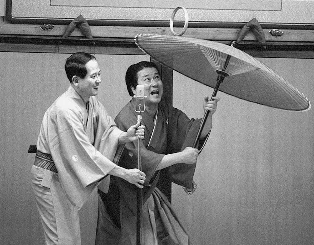 曲芸を披露する海老一染之助さん。左は兄の染太郎さん（１９８３年１月、東京・新宿末広亭）