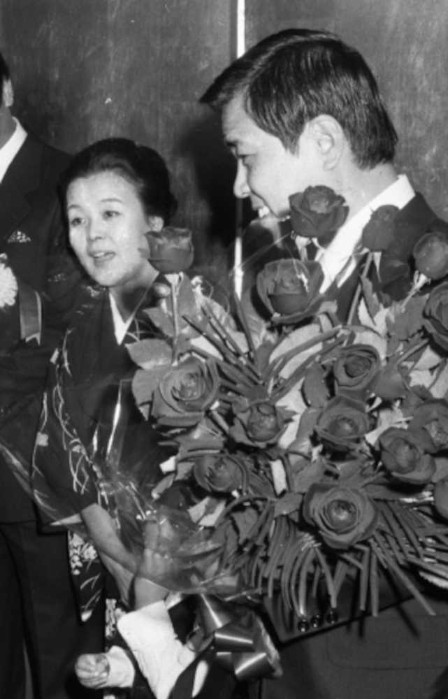 ７８年１月、「野村克也・銀球式」パーティー会場の出口で来賓を送る（左から）沙知代夫人、当時ロッテの野村克也氏