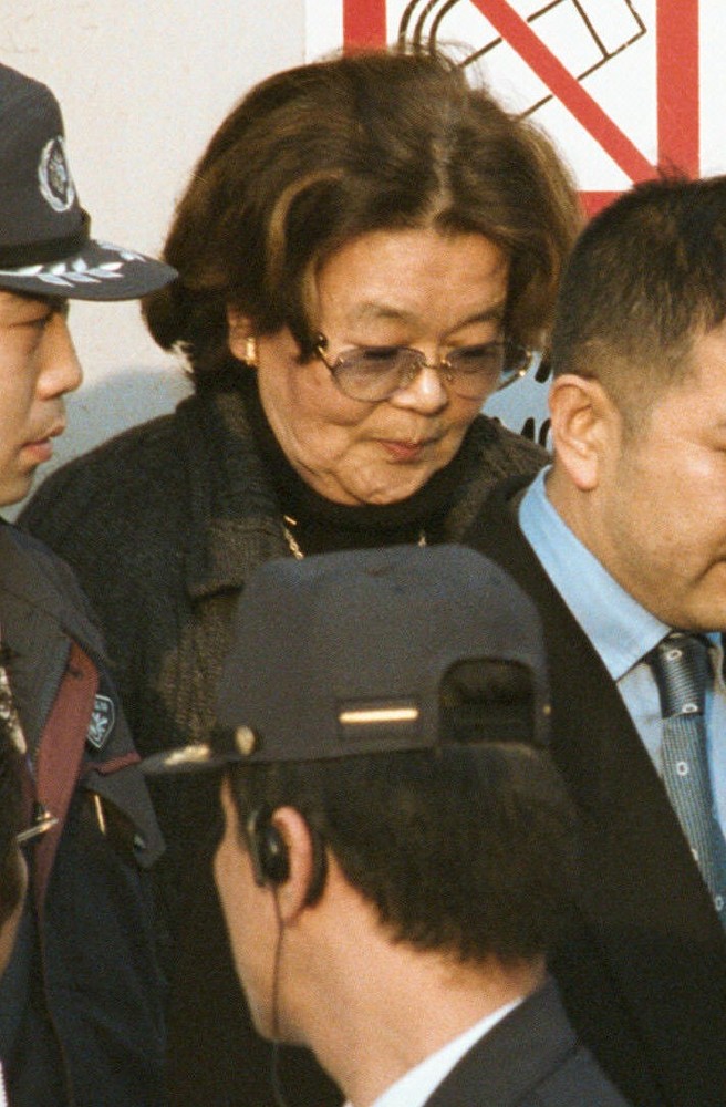 ０１年１２月、保釈が認められ東京拘置所を出る野村沙知代さん