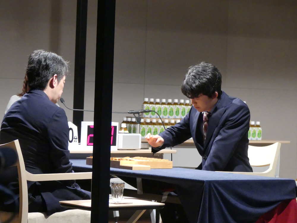 【画像・写真】藤井四段が“金星”、イベント対局で久保王将破る「大きな収穫」