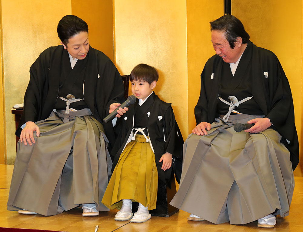 今年４月に行われた製作発表で、孫の寺嶋眞秀（まほろ）くん（中央）を笑顔で見つめる尾上菊五郎（右）。左は尾上菊之助