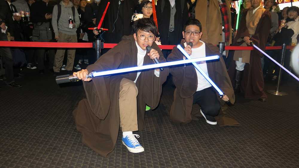 「スターウォーズ　最後のジェダイ」特別上映会イベントに登場した「ミキ」の亜生（左）と昴生