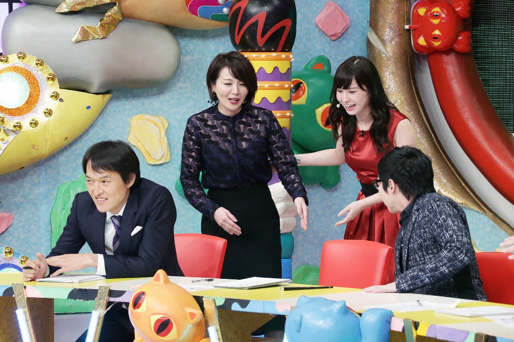 後輩の角谷暁子アナ（右から２人目）に迎えられ、スタジオに登場する大橋未歩元アナ（Ｃ）テレビ東京