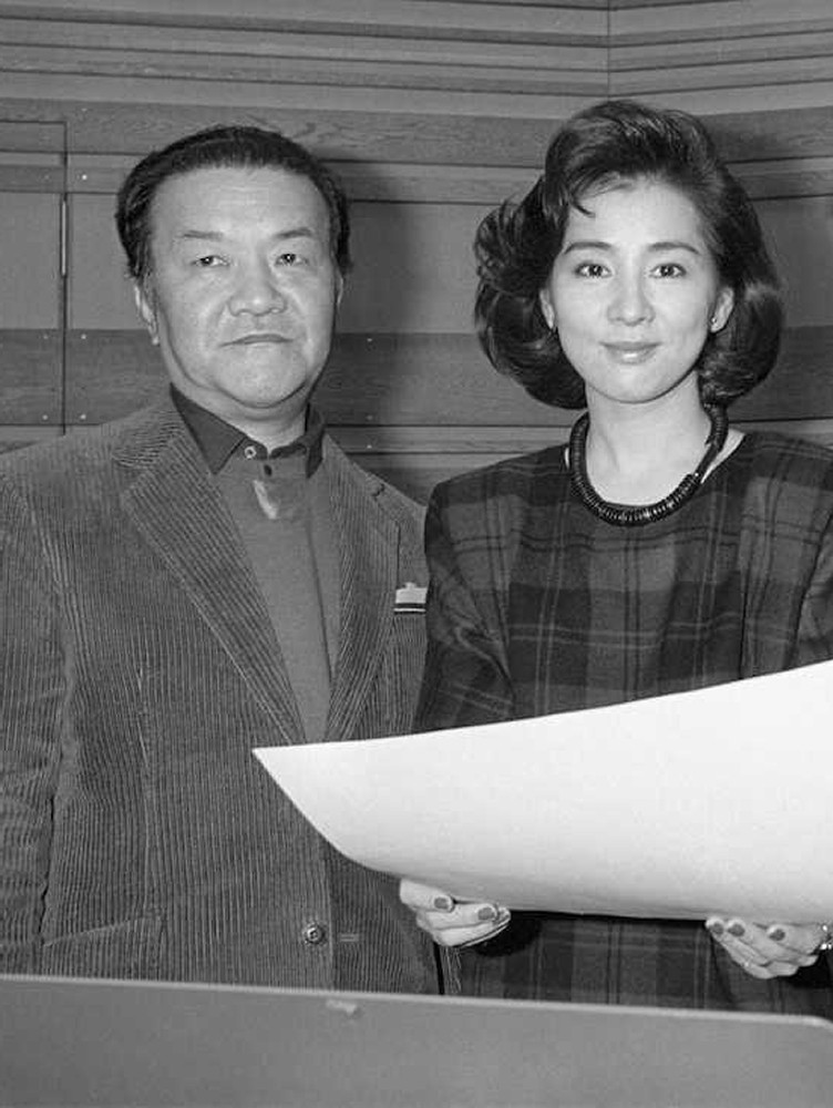 ８４年１１月、「夢千代日記」のレコーディング発表記者会見で写真に納まる早坂暁氏（左）と吉永小百合