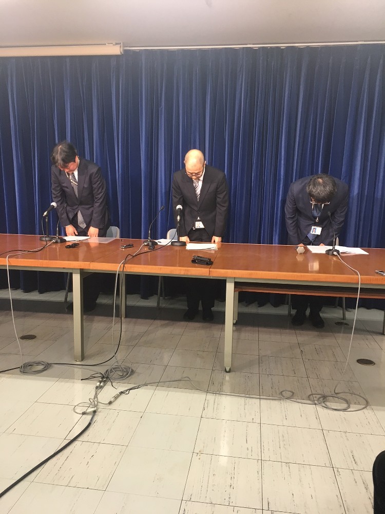 会見で頭を下げる（左から）ＮＨＫ中田裕之理事、平賀和幸リスク管理室長、正籬聡広報局長