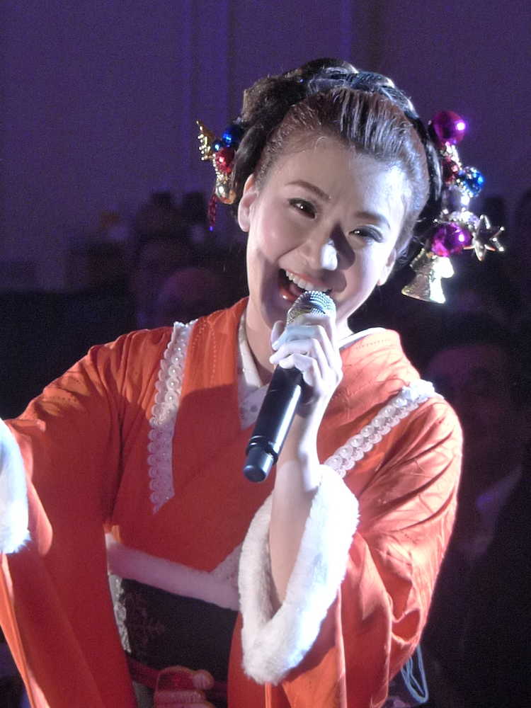 クリスマスディナーショーを行った市川由紀乃はサンタ風の着物で熱唱