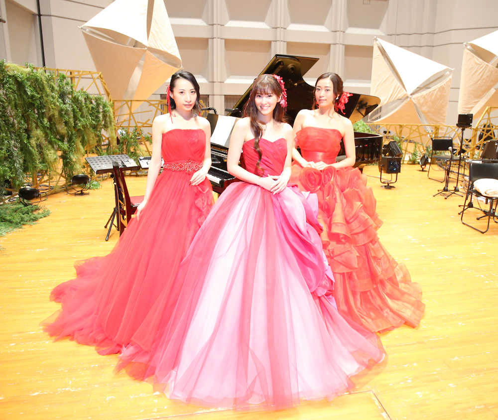 ピアノを背にドレス姿を披露するＫａｌａｆｉｎａの（左から）Ｈｉｋａｒｕ、Ｋｅｉｋｏ、Ｗａｋａｎａ