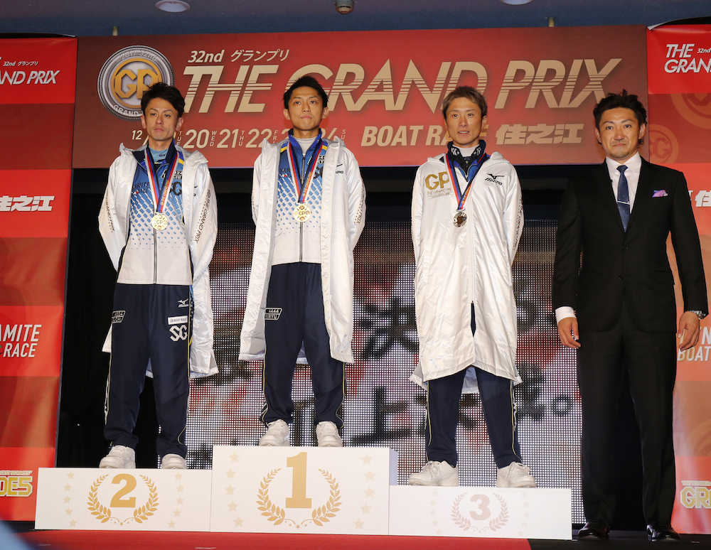 表彰式でポーズを決める（左から）２位・井口佳典、１位・桐生順平、３位・峰竜太、ソフトバンク・内川