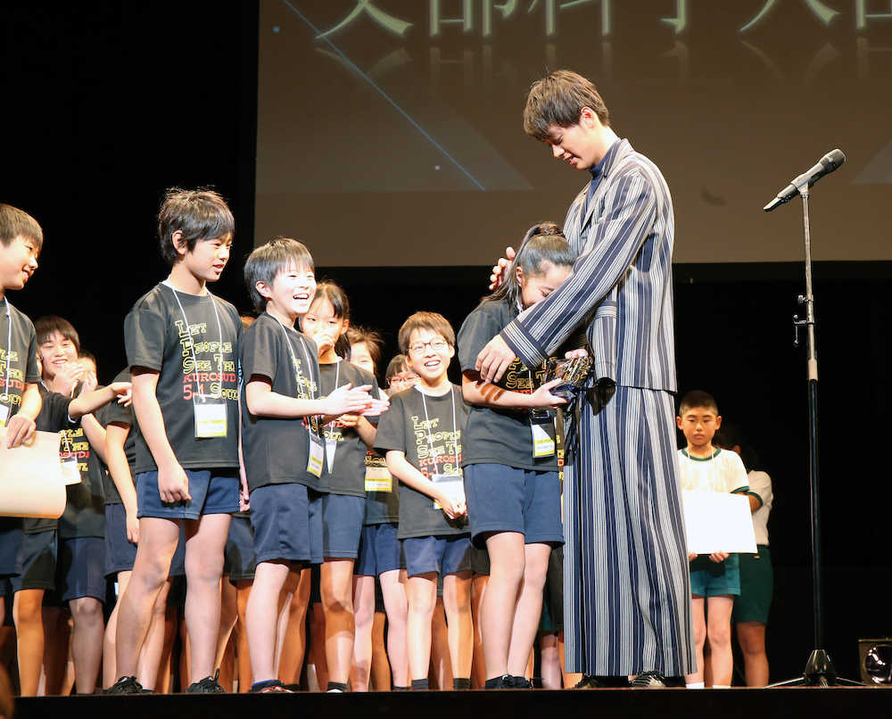 自由曲小学生部門で優勝した横浜市立黒須田小の生徒にハグする竹内涼真
