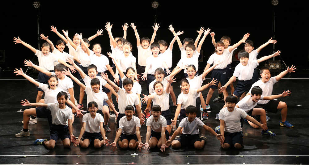 自由曲小学生部門で優勝した横浜市立黒須田小の演技